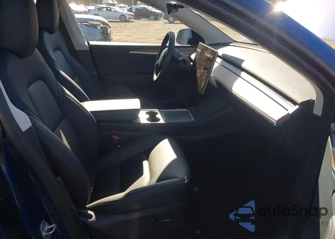 2025 Tesla Model Y Performance Dual Motor All-Wheel Drive z USA, uszkodzony, nr VIN 7SAYGDEF4SA353834